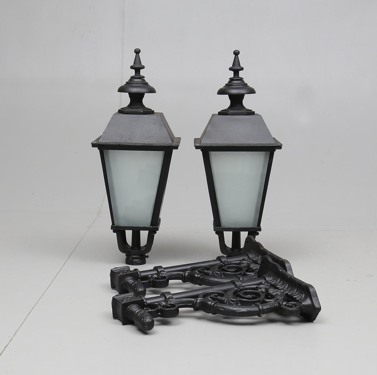 VÄGGLYKTOR, 1 par, gjutjärn, modern tillverkning.