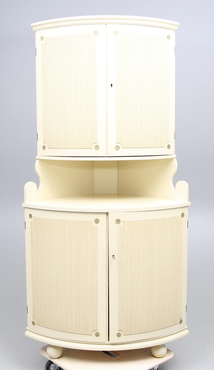 HÖRNSKÅP, gustaviansk-stil, 1900-tal.