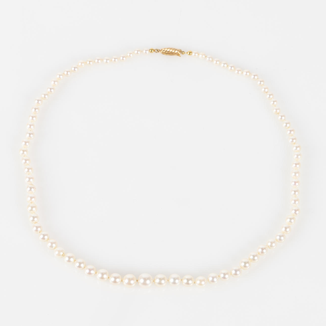 COLLIER, odlade pärlor med lås i 18K guld.