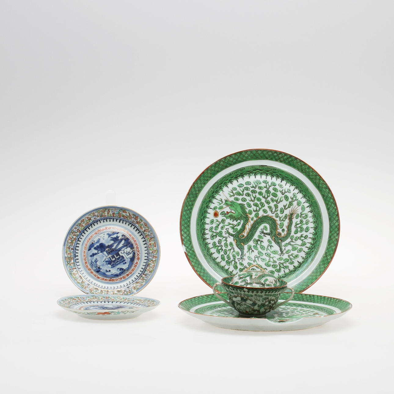 FAT 2 st, ASSIETTER, 2 st samt KOPP med LOCK, porslin, Kina, 1800/1900-tal.