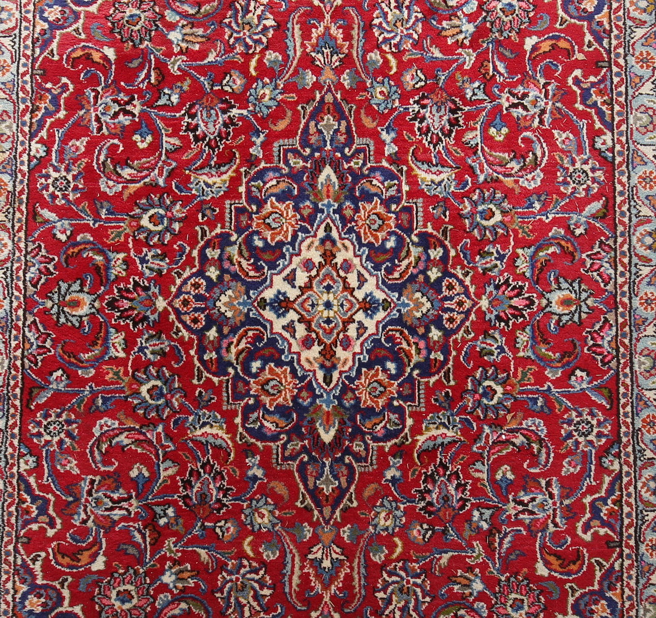 MATTA, meshed. Ca 300 x 204 cm.