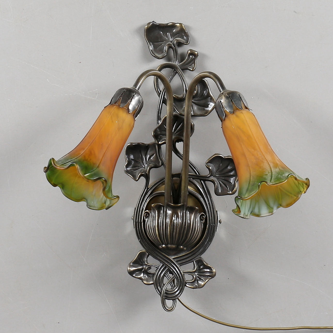 VÄGGLAMPETT, mässing/glas, i from av Liljor, Texa Sweden, 1900-talets andra hälft.