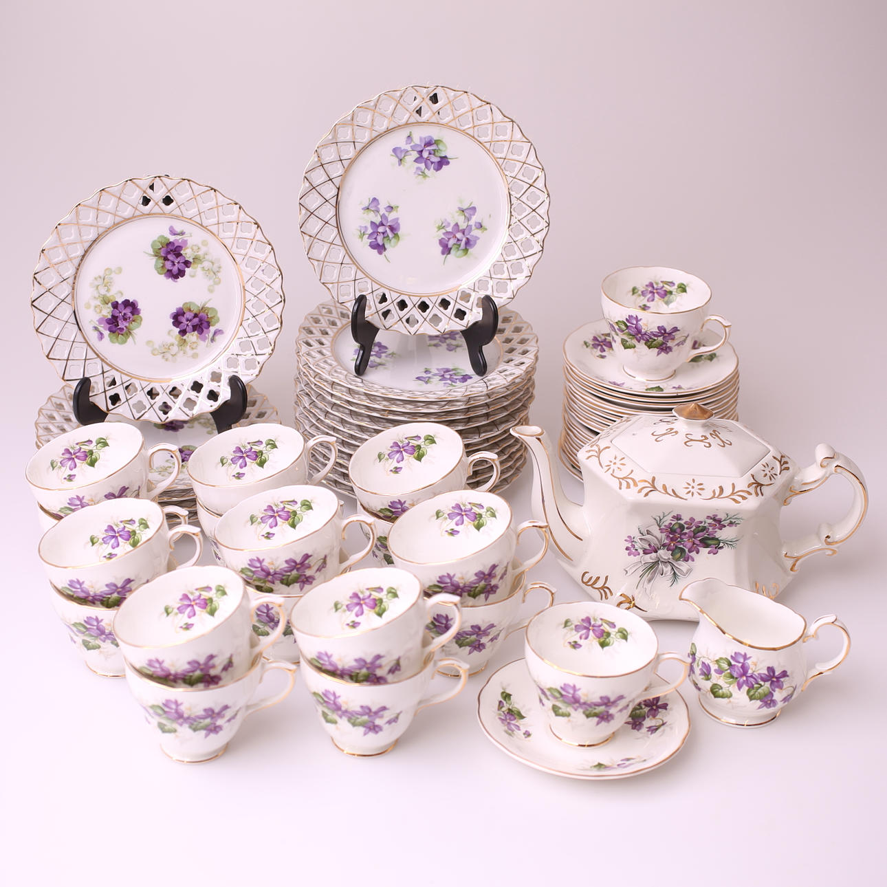 KAFFESERVIS, 38 delar, porslin, Duchess - Violets - England + TEKANNA + GALLERASSIETTER, 17 st.