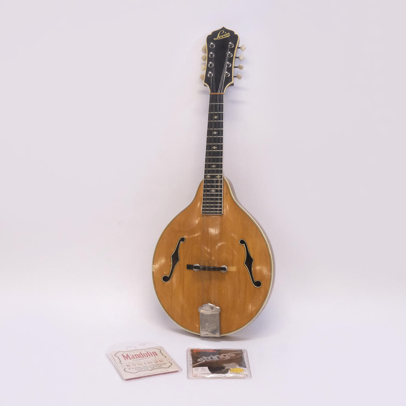 MANDOLIN, LEVIN.