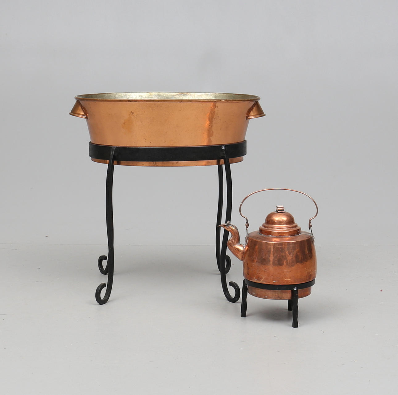 KOPPAR, 2 delar, balja på ben samt kaffekanna, 1900-tal.