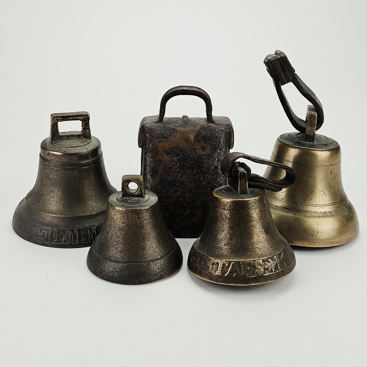 KLOCKOR, 5 st, bland annat malm, 1900-tal.