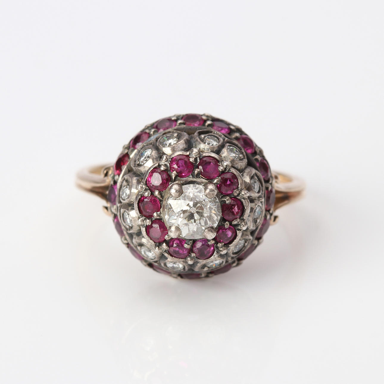 DIAMANT & RUBINRING 18K.