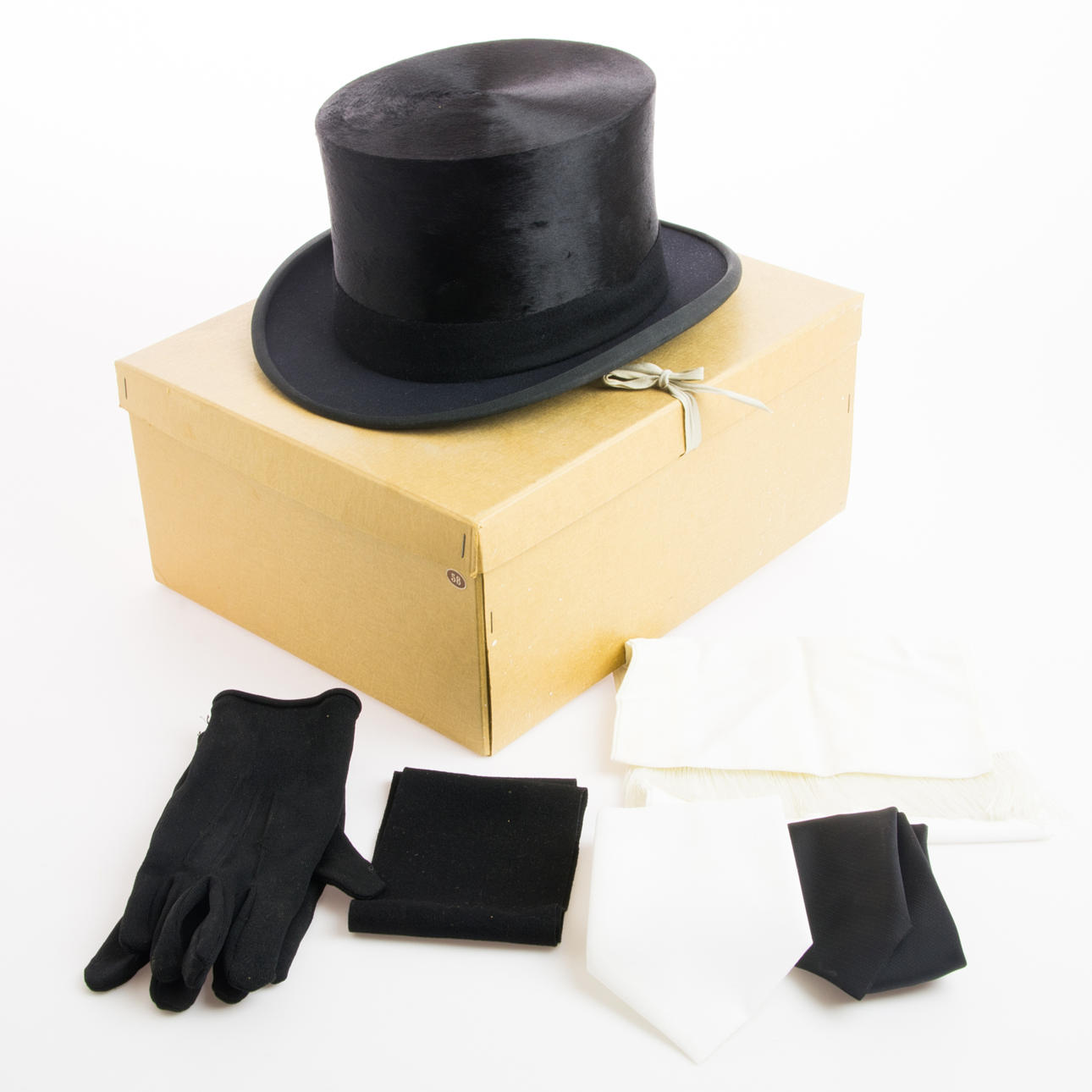 HÖG HATT MED TILLBEHÖR i ask.