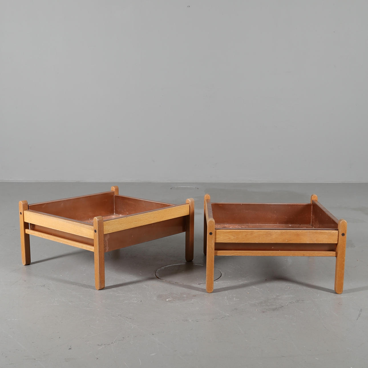 BLOMBORD, stomme i ek, ett par.