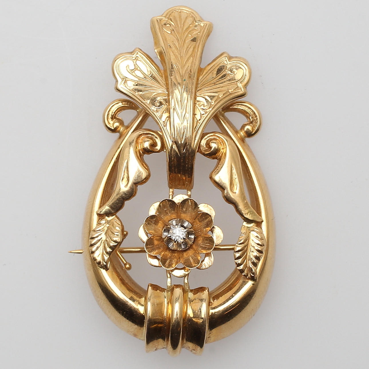 BROSCH, 18K guld med diamant, Juvelfabriken AB, Stockholm, 1951, vikt 6,10 gram.