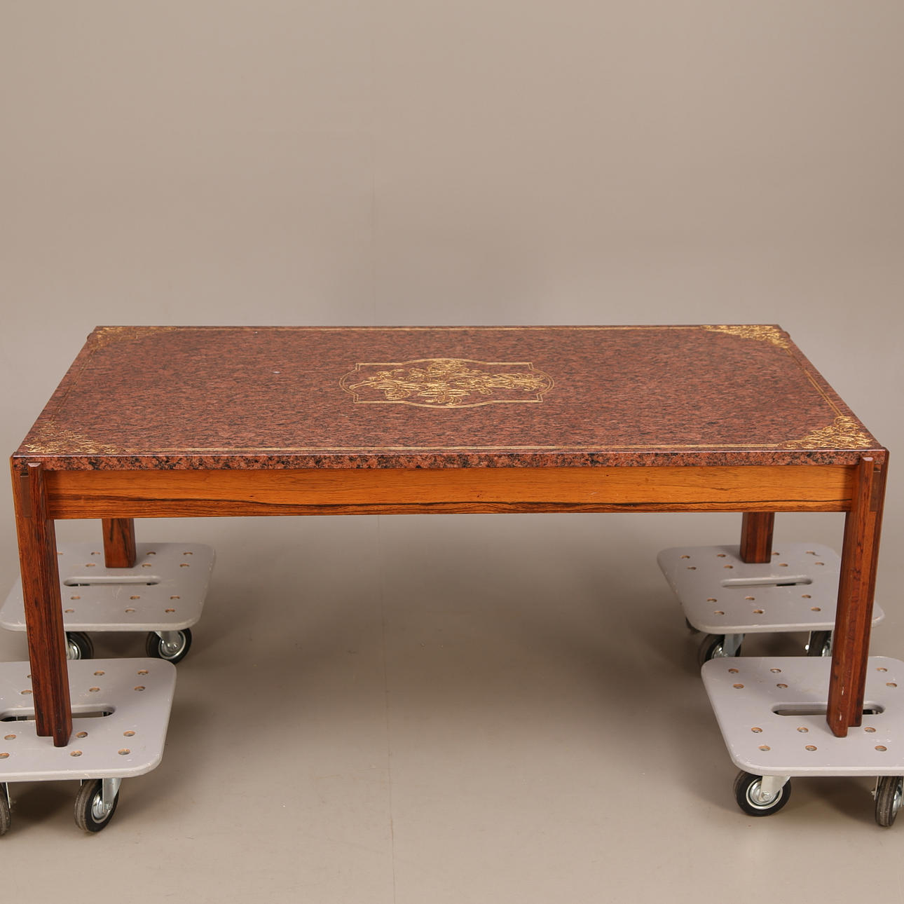 SALVATORE BOTRUGNO. SOFFBORD, valnöt, stenskiva, signerad BONSAR 1985, design Salvatore Botrugno.