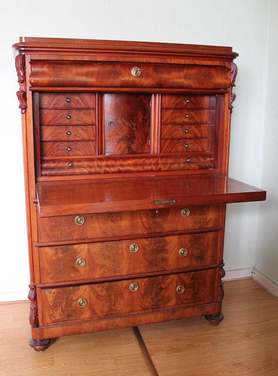 CHIFFONJE. Fanér av valnöt. 1880/90-tal.