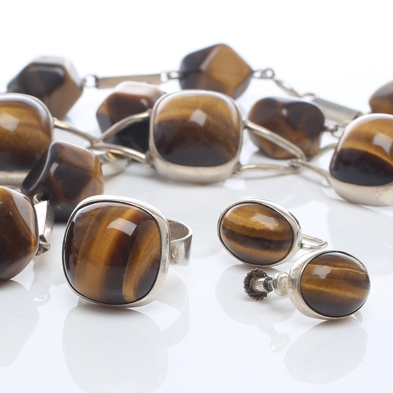 ARMBAND, ÖRHÄNGEN 1 par, RING, silver med tigeröga, Gussi samt HALSBAND, svensk import, 1900-tal.