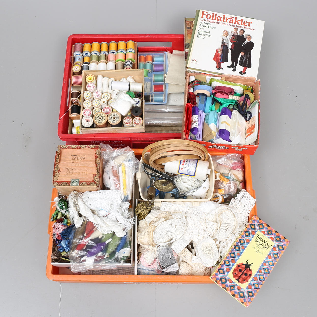 SYTILLBEHÖR, sytråd, spetsar, band, böcker m m.