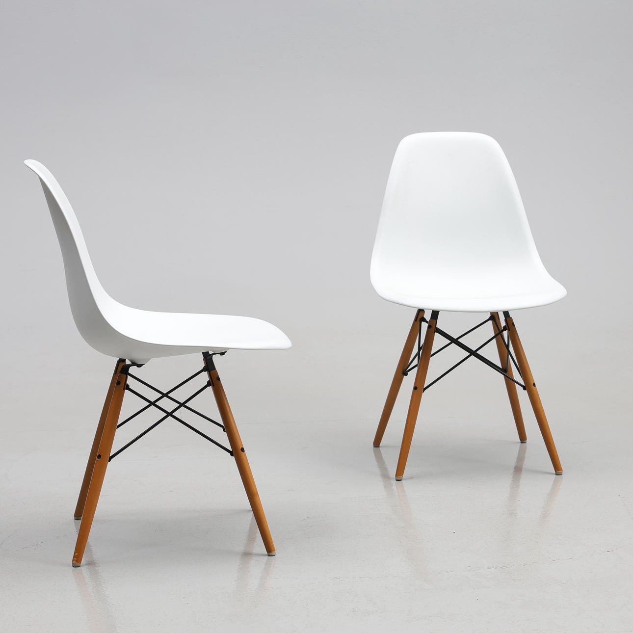 CHARLES & RAY EAMES. STOLAR, 2 ST. FÖR VITRA.