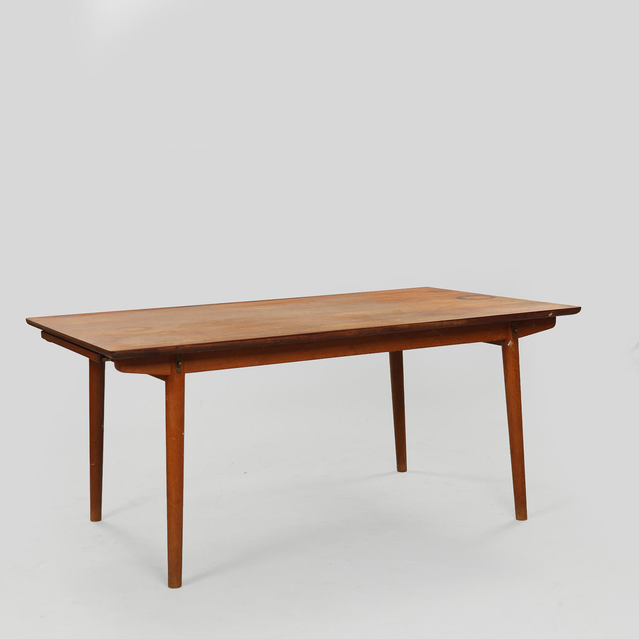 DANSK MØBELDESIGN. Rectangular dining table with frame of solid oak, leaves of rosewood, fittings and extension mechanism of brass, 1950s. (3).