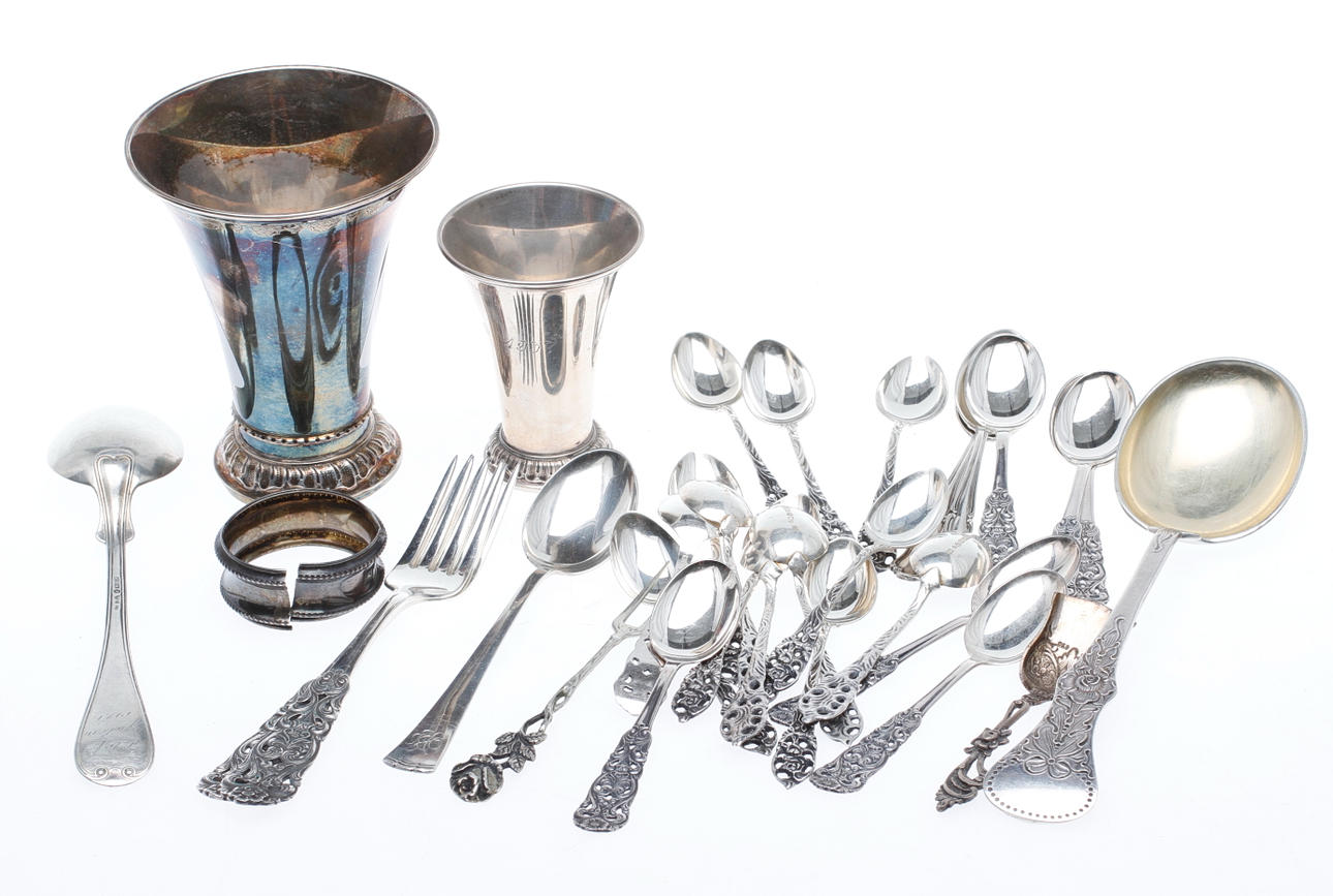 SILVERFÖREMÅL, bl.a. Sverige och Norge, vikt ca 442,2 gram.