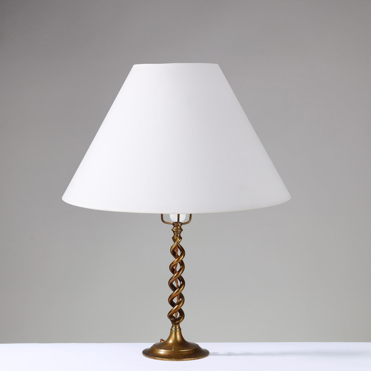 Brass table lamp with twisted stem, 20th century.