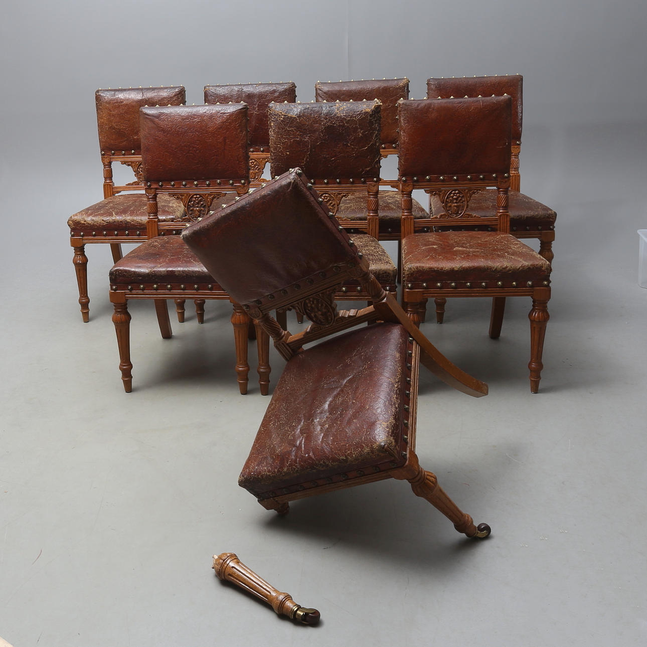 STOLE, 8 stk., præget læder, træ, slutningen af 1800-tallet.