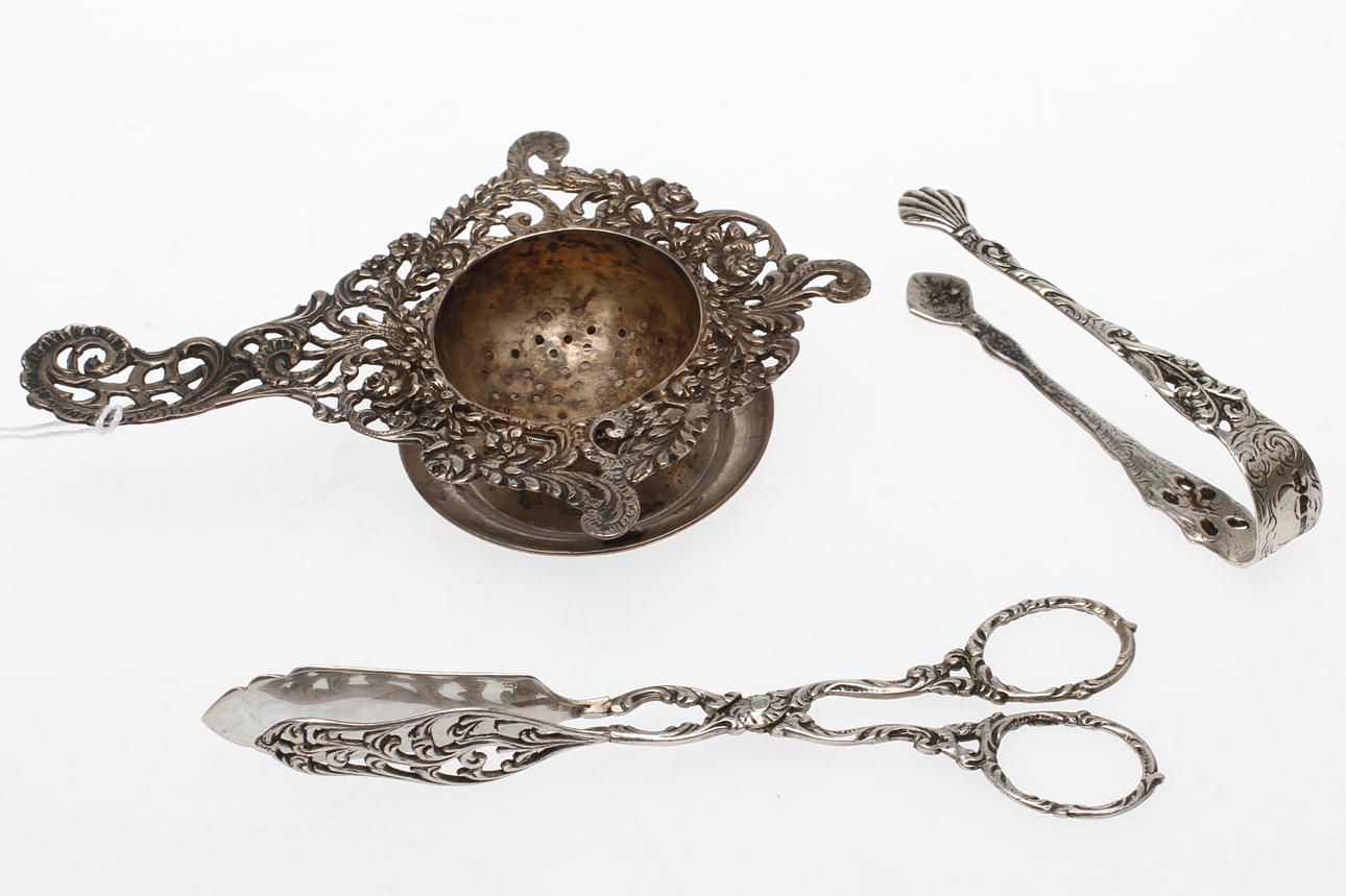 KAKTÅNG, SOCKERTÅNG och TESIL MED FAT, silver, vikt ca 102,7 gram.