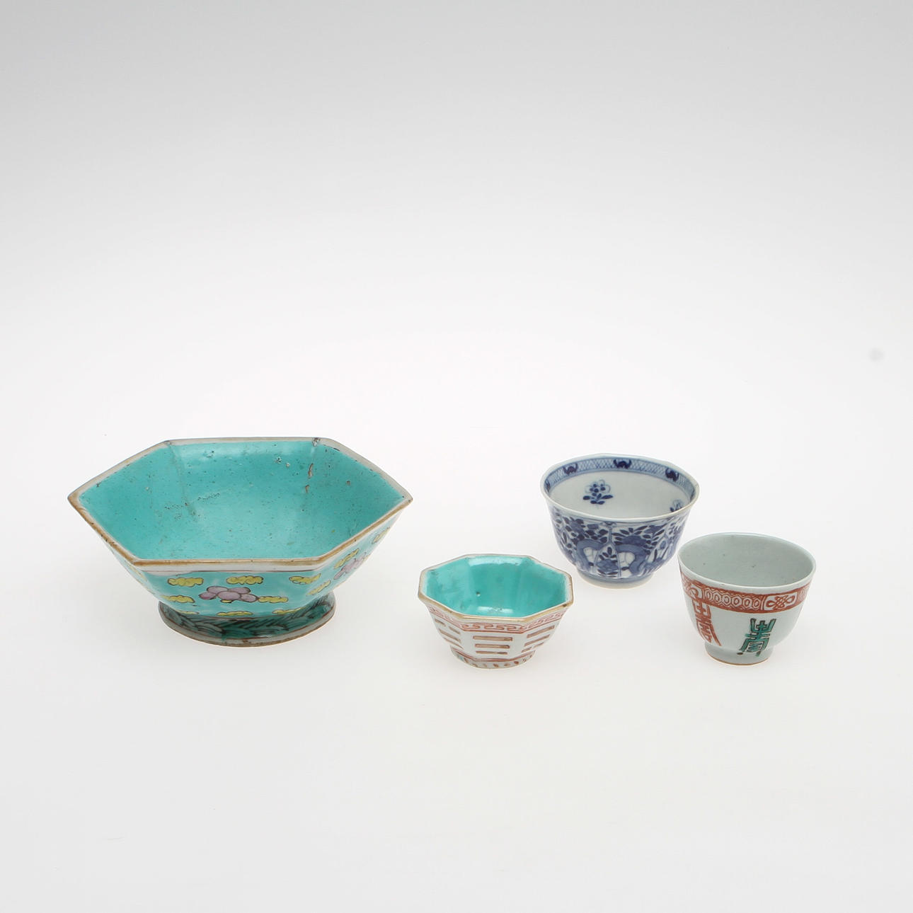 KOPPAR, 2 st samt SKÅLAR, 2 st, porslin, Kina, 1800/1900-tal.