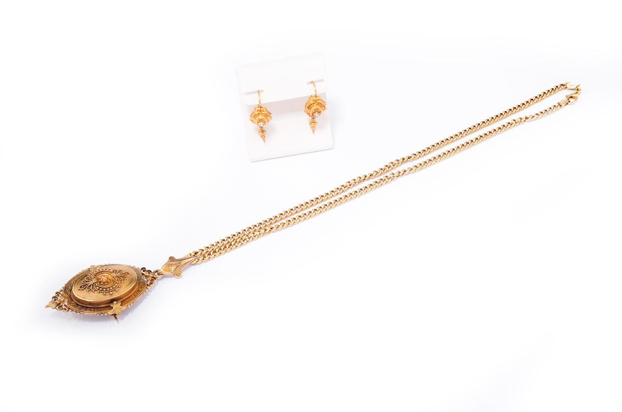 BIEDERMEIER. Halsband med hänge & örhängen, samtliga med fröpärla.