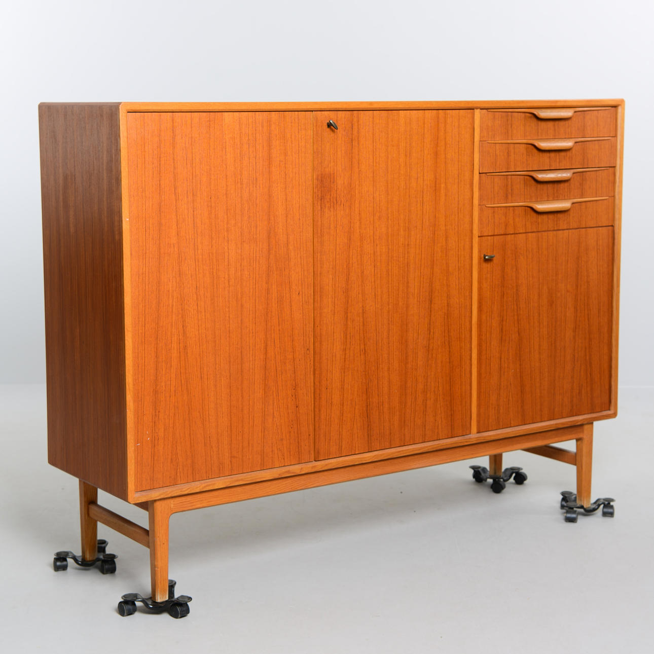 BERTIL FRIDHAGEN. Skåp, "Facett", teak, Bodafors, daterad 1960