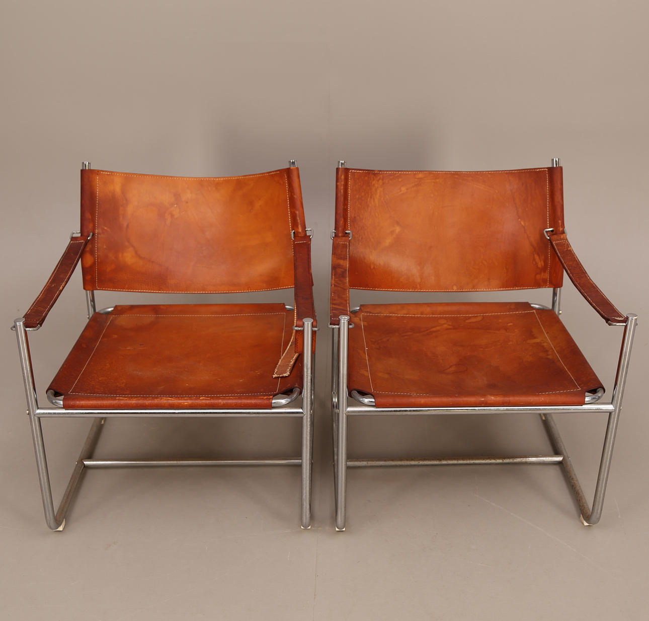 KARIN MOBRING. KARMSTOLAR / KARMFÅTÖLJER, ett par, skinn, "Amiral" - IKEA, 1970-tal.