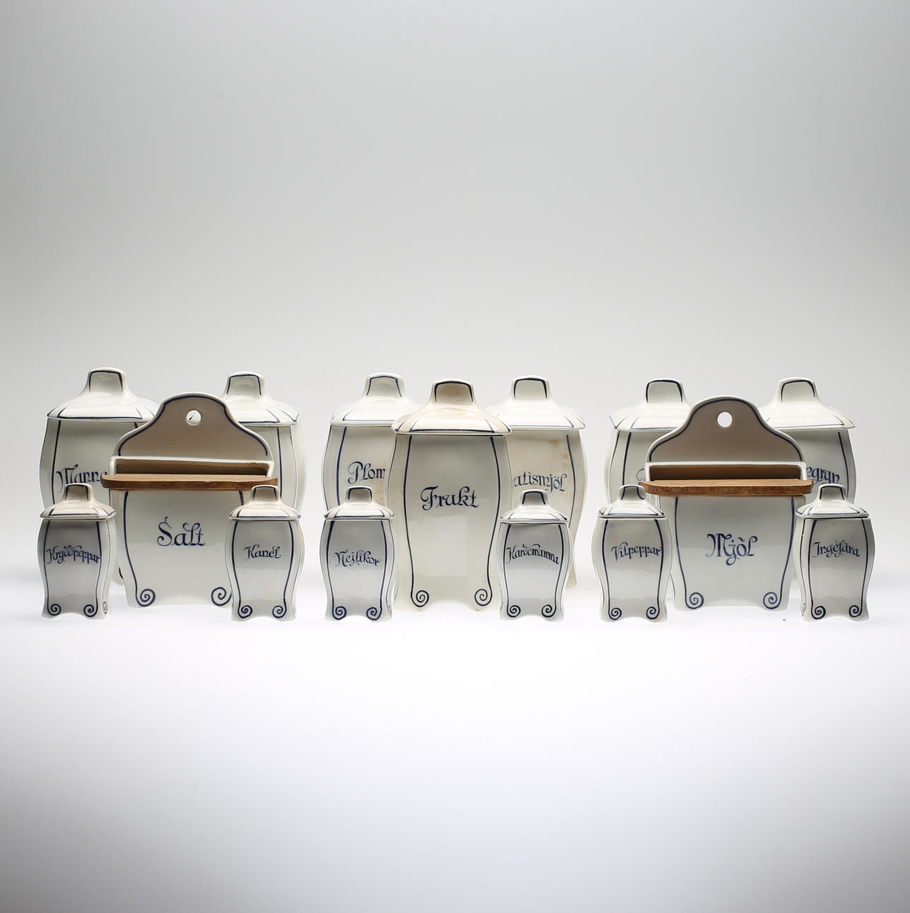 SPECERI- och KRYDDUPPSATS, 15 delar, porslin, Gefle, 1900-talets första del.