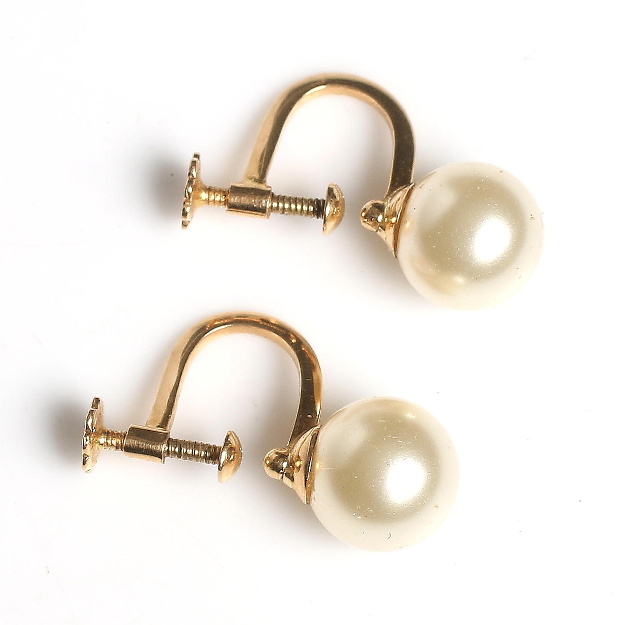 ÖRHÄNGEN, ett par, 18k guld, med äkta pärla. Bruttovikt 4 gram. Tidigt 1900-tal.