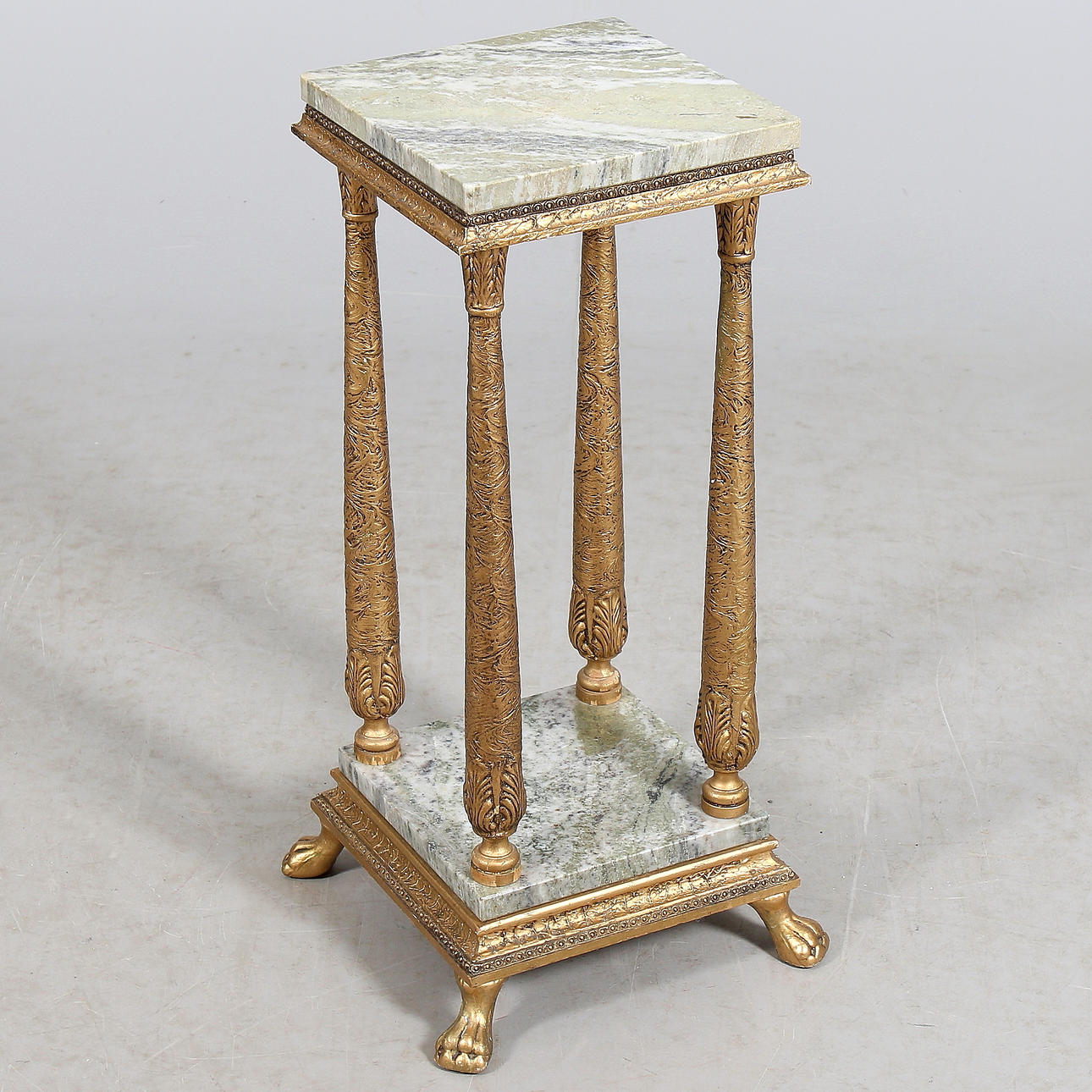 PIEDESTAL, förgyllt trä, med två marmorskivor. 1900-talets mitt.