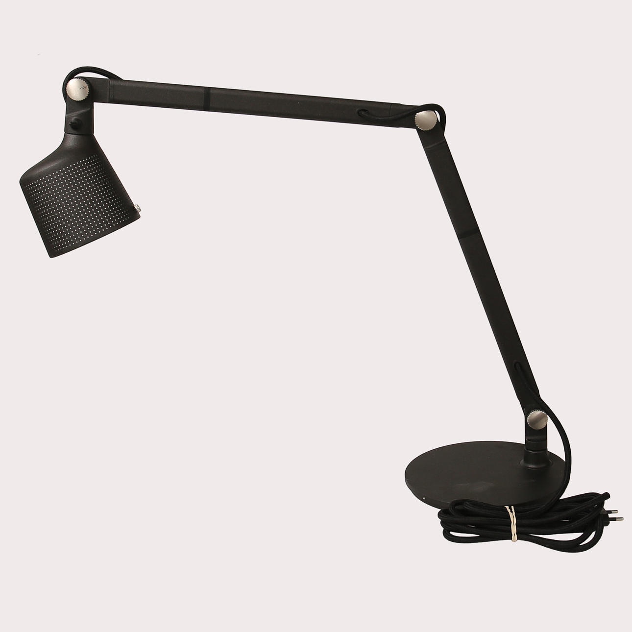 SKRIVBORDSLAMPA "Vipp 521", design Morten Bo Jensen, pulverlackad aluminium , perforerad skärm och stålfot, Danmark.