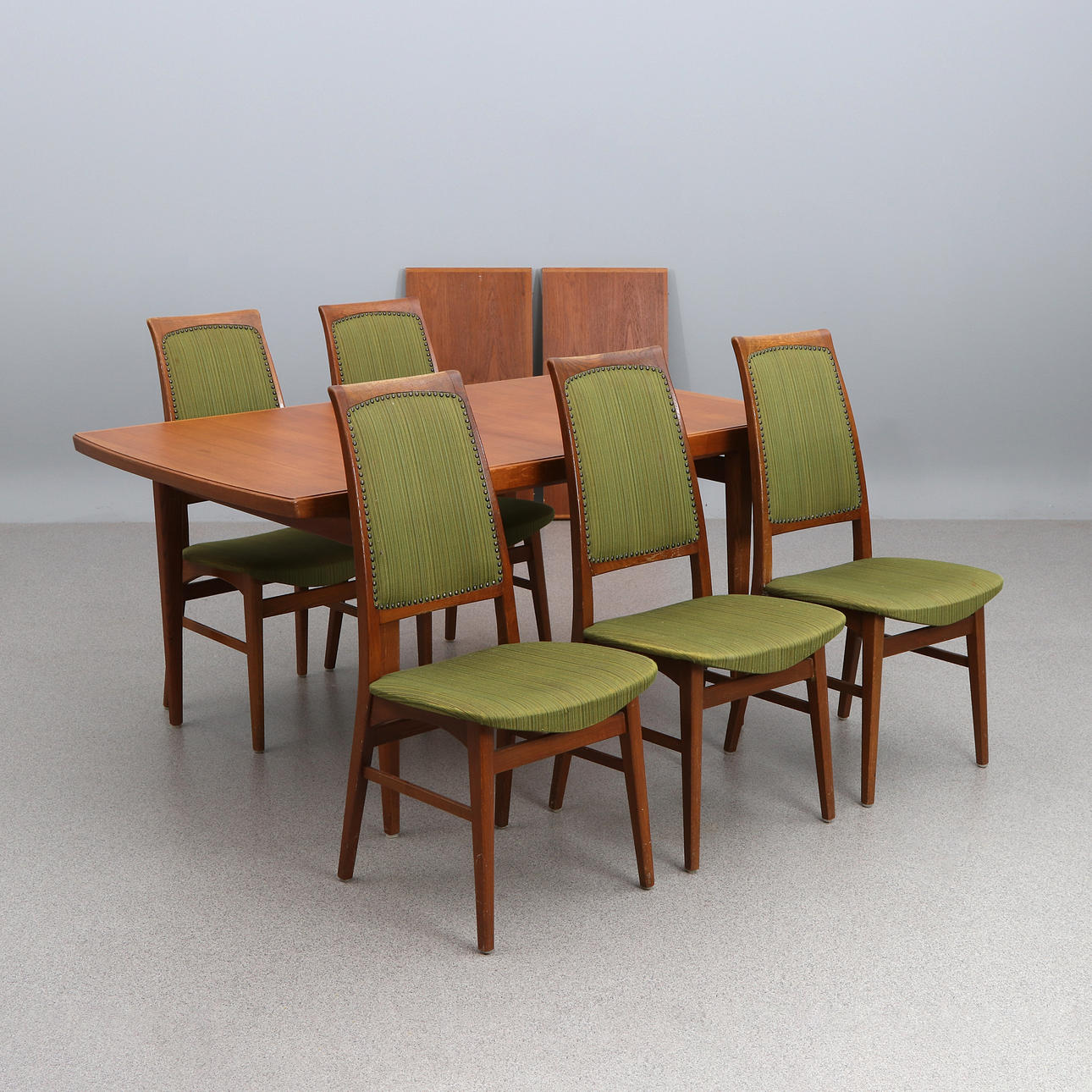 MATGRUPP, SEX DELAR. Bord i teak och ek, stolar i ek med textilklädsel. 1950/60-tal