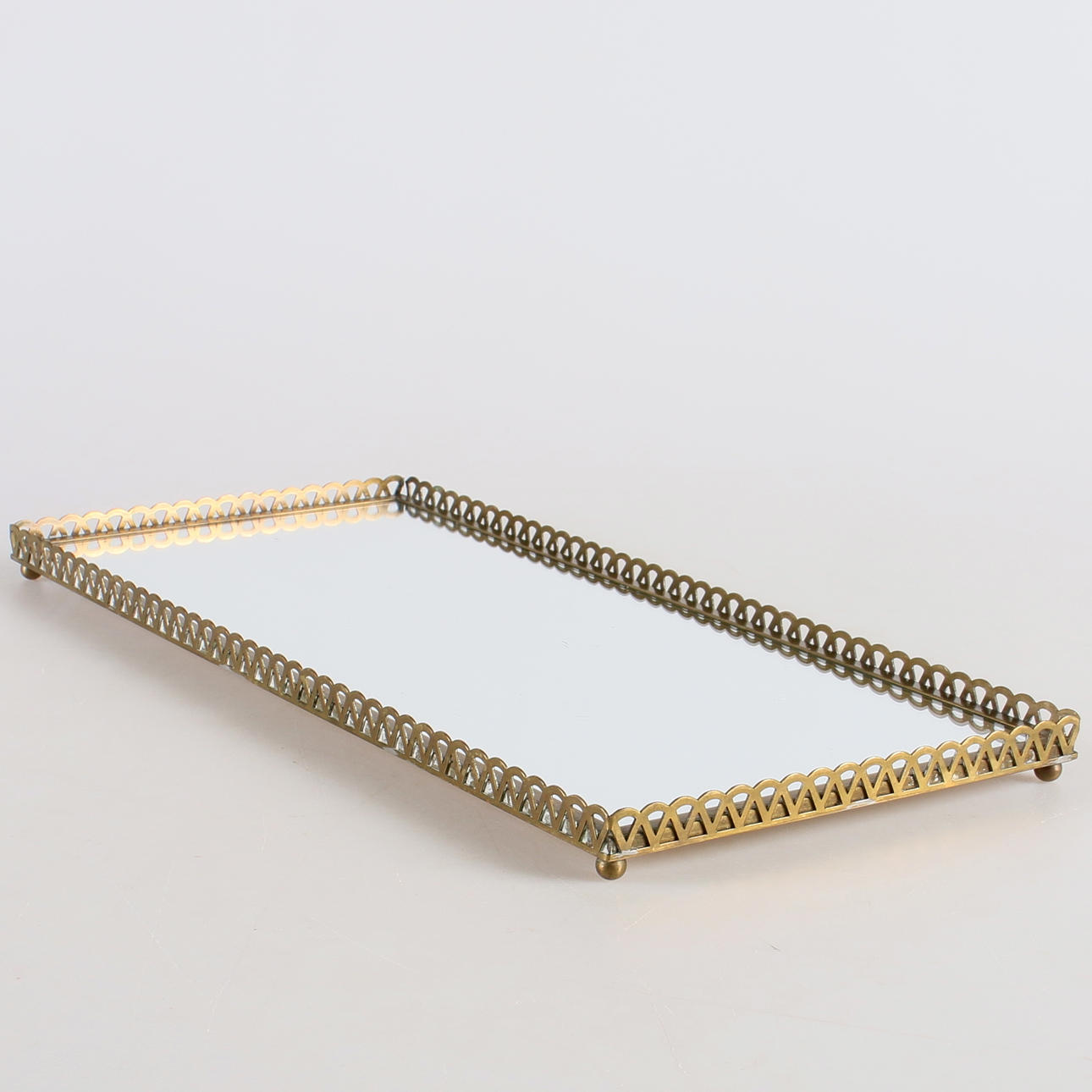 BORDSPLATEAU, mässing och glas, 1900-tal.