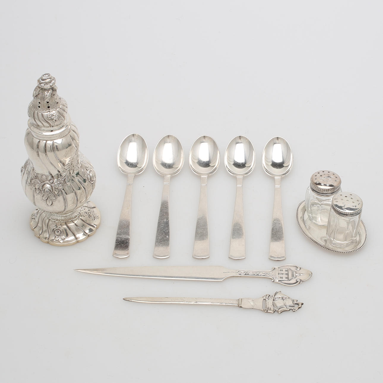 SILVERFÖREMÅL, 11 st, bl a skedar "Rosenholm", vikt exklusive glas 243 gram.