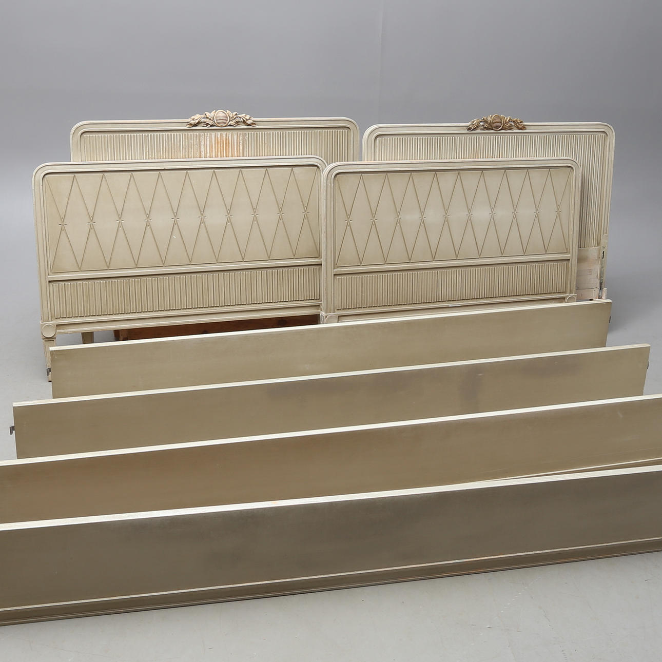 SÄNGSTOMMAR, 2 st, gustaviansk stil, 1930-tal.