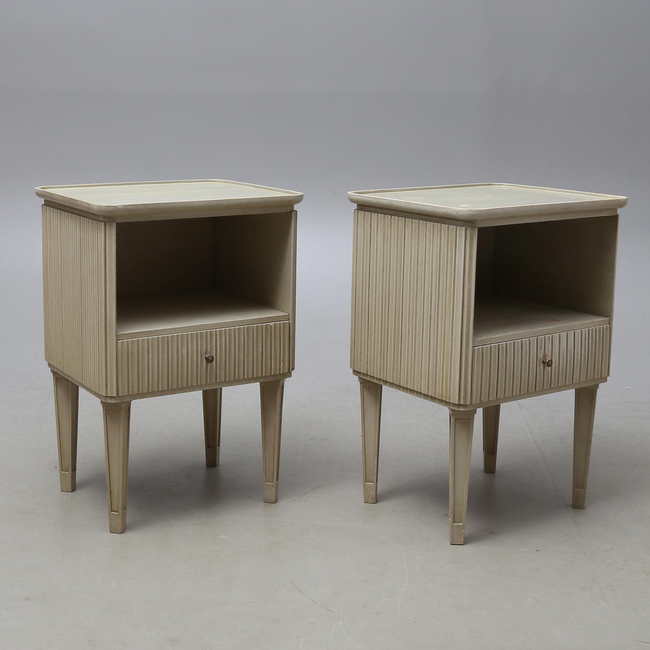 SÄNGBORD, 2 st, gustaviansk stil, 1930-tal.