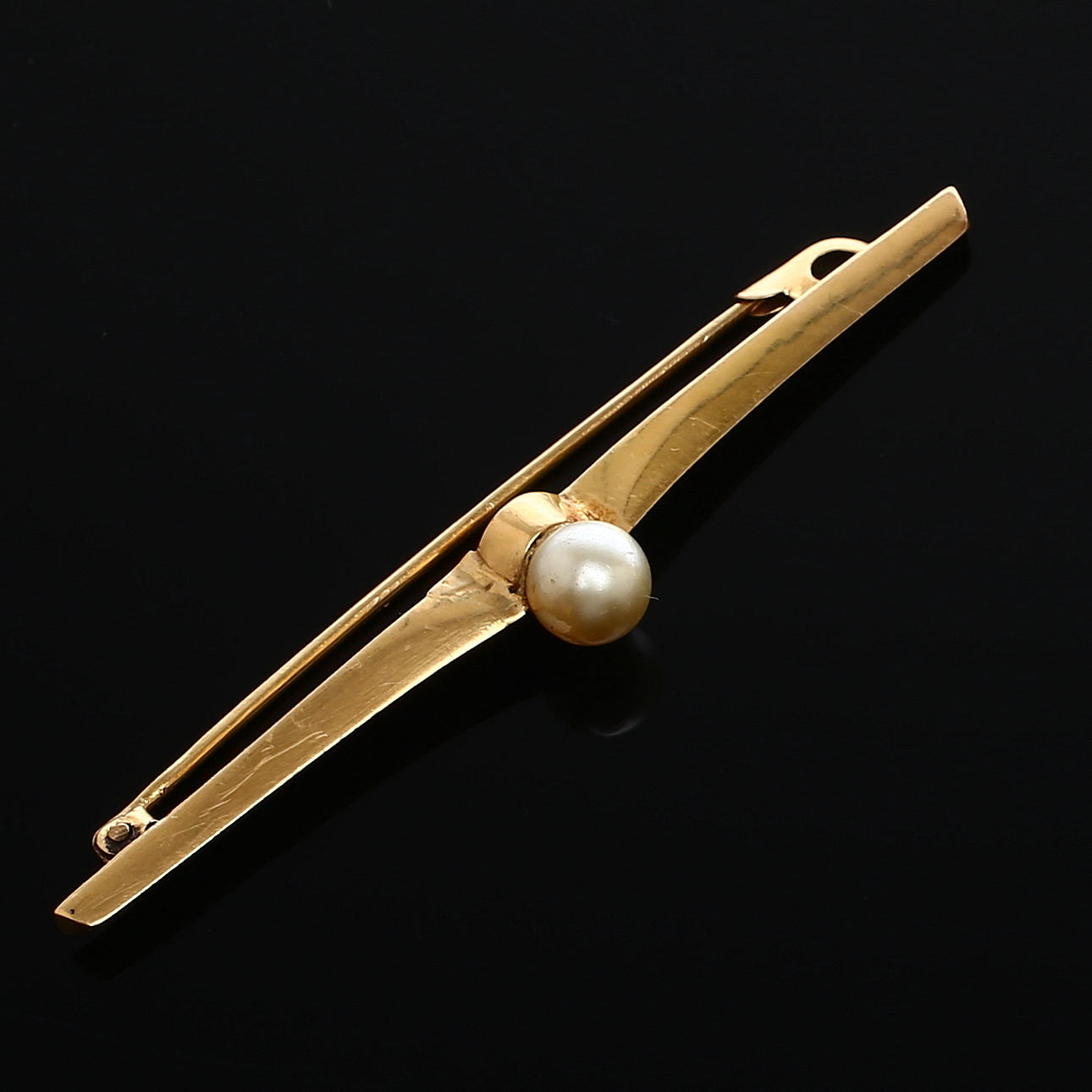 BROSCH, 18k guld med imiterad pärla, GD&Co, Malmö, 1900-tal.