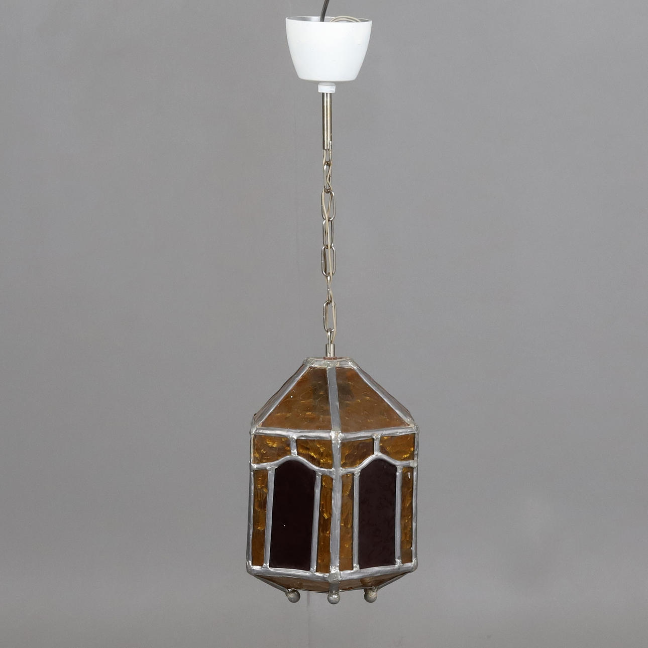 TAK-/FÖNSTERLAMPA. Blyinfattat glas, 1900-talets andra hälft.