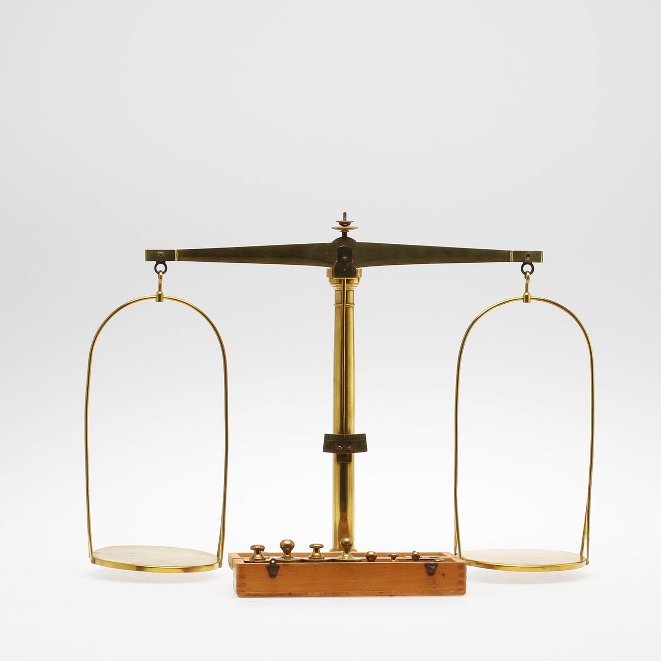 APOTEKSVÅG, mässing, med 17 mässingsvikter, 1800/1900-tal.