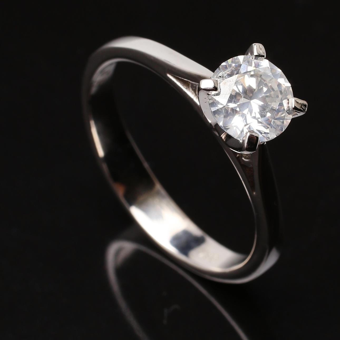 SOLITÄRRING i 18K vitguld med briljant 1,0 ct, totalvikt 3,48 gram.