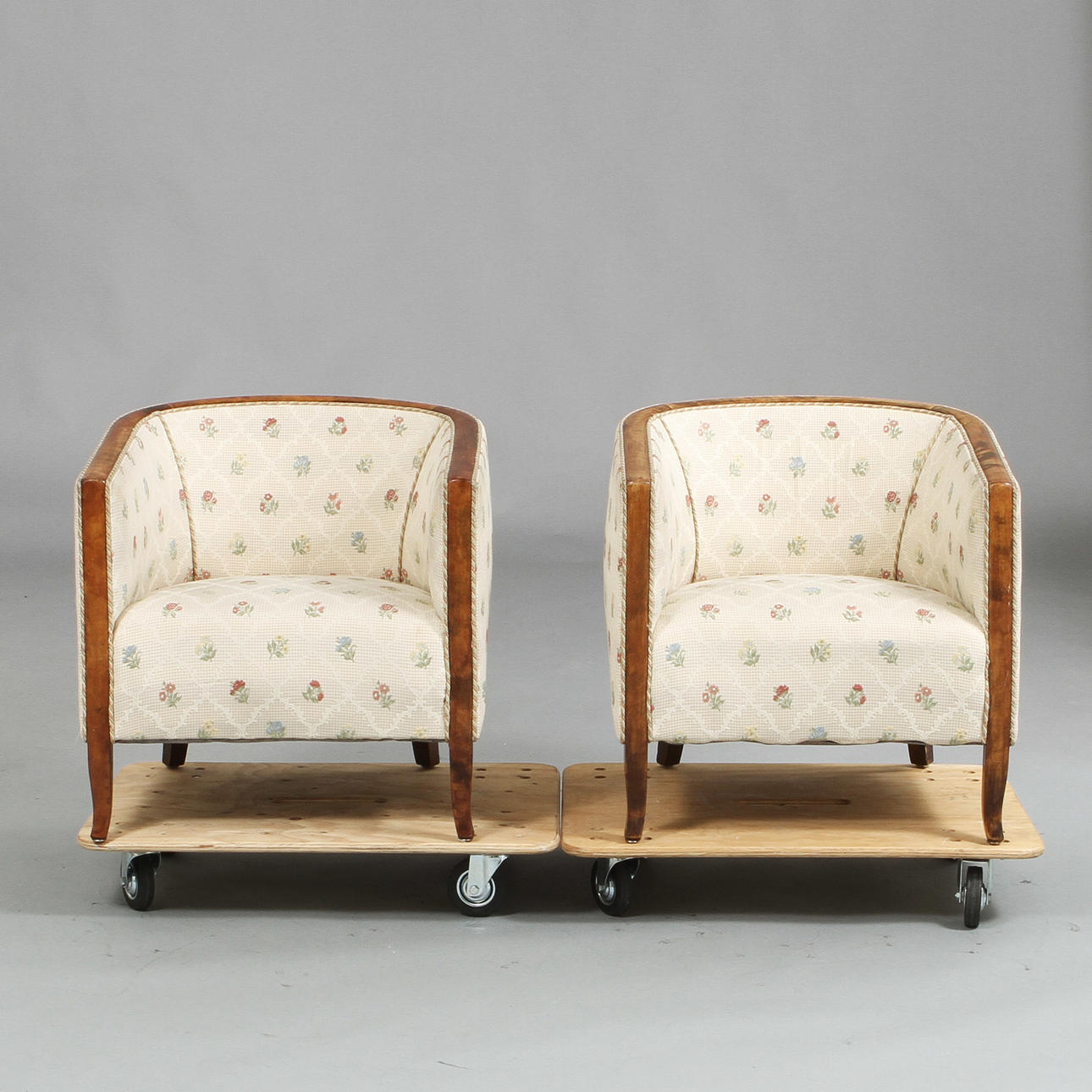 CLUBFÅTÖLJER, ett par, 1930/40-tal.