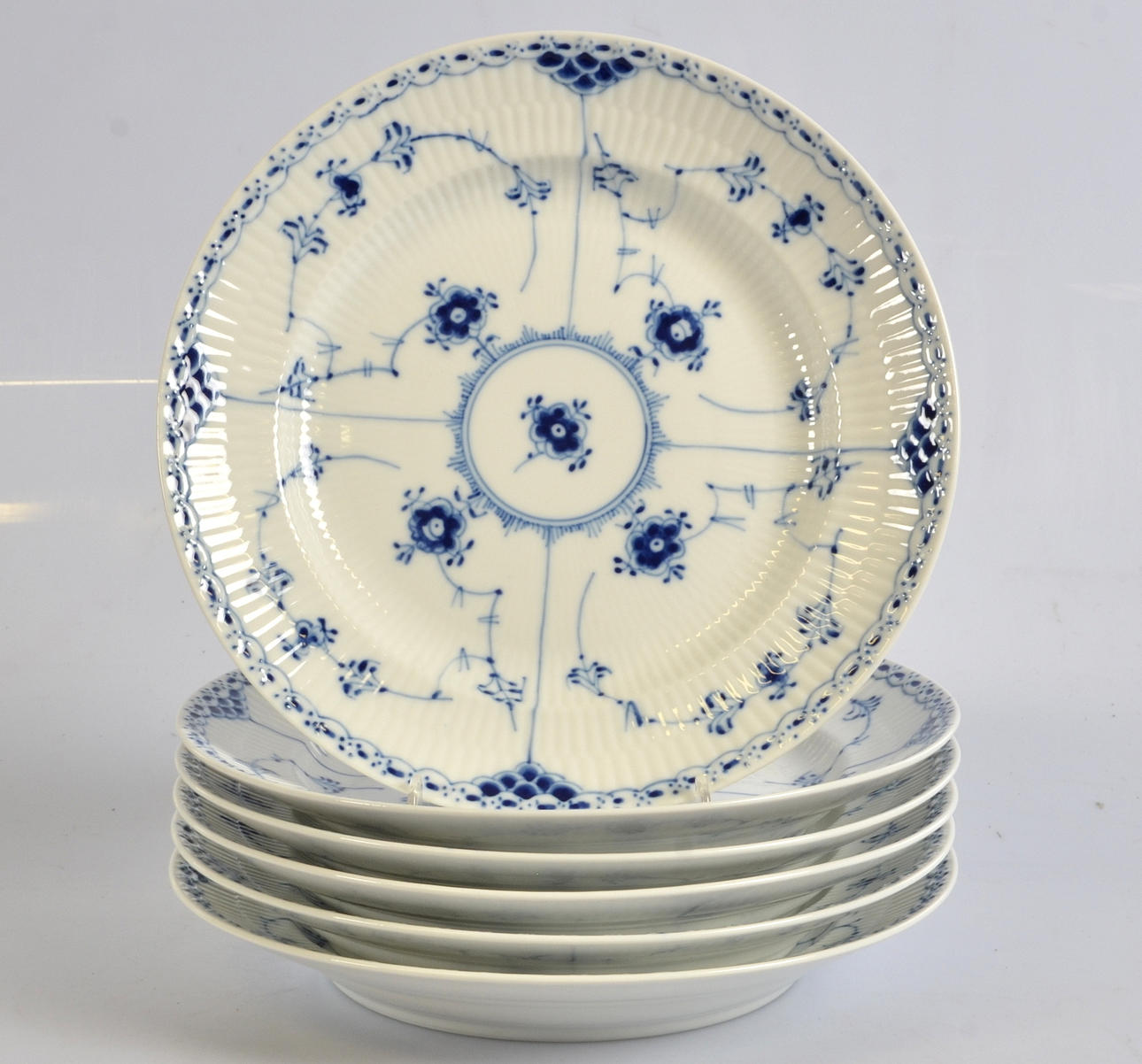 TALLRIKAR, 6 st, porslin, "Musselmalet", halvblond, Royal Copenhagen.