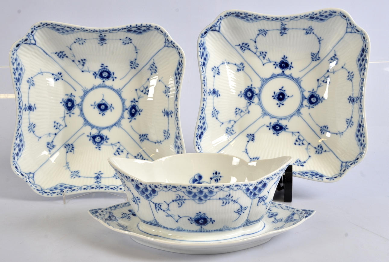 SKÅLAR, 3 st, "Musselmalet", halvblond, Royal Copenhagen.