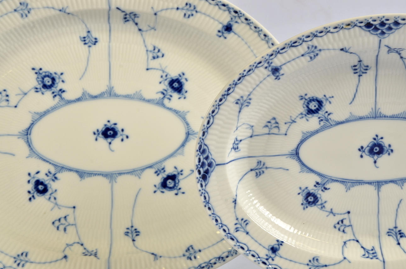 UPPLÄGGNINGSFAT, 2 st, "Musselmalet", halvblond, Royal Copenhagen.