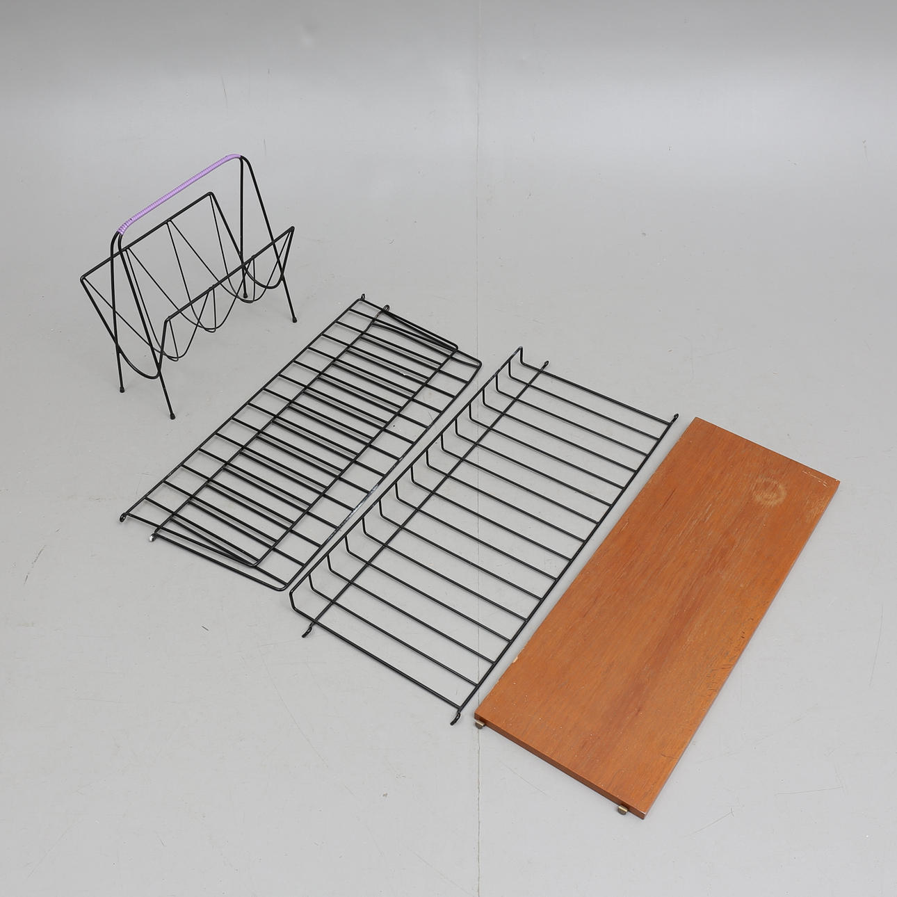 STRINGHYLLA samt TIDNINGSSTÄLL, 1950-tal.