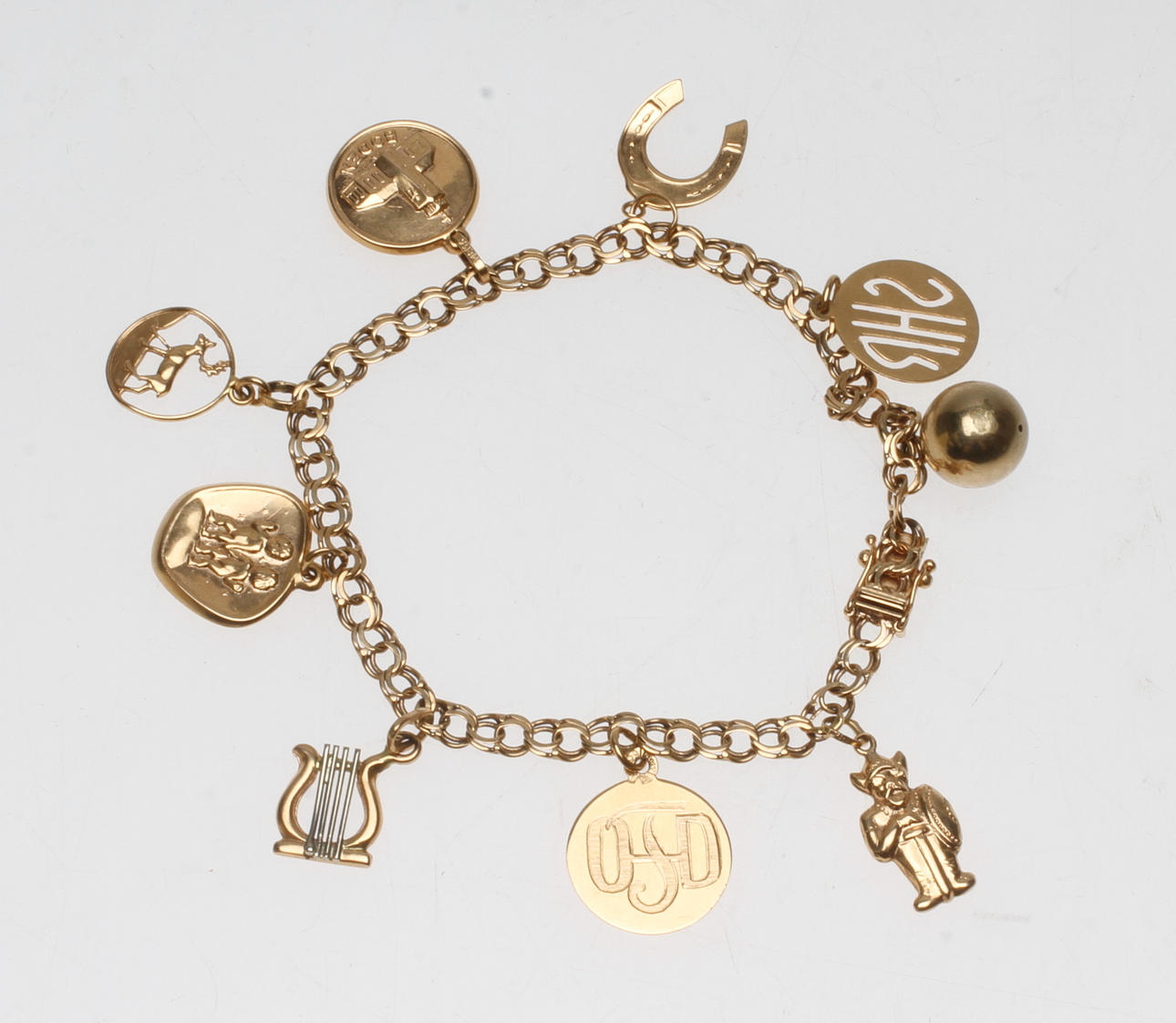 ARMBAND BISMARCK MED BERLOCKER, 18k guld, total vikt ca 13,6 gr.