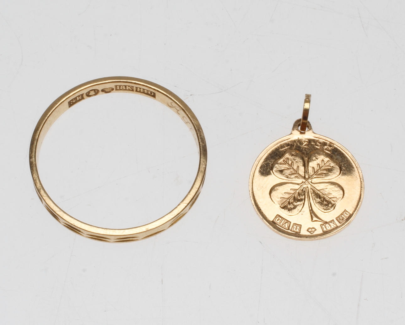 RING SAMT 2 ST HÄNGEN, 18k guld, vikt ca 5.2 gr.