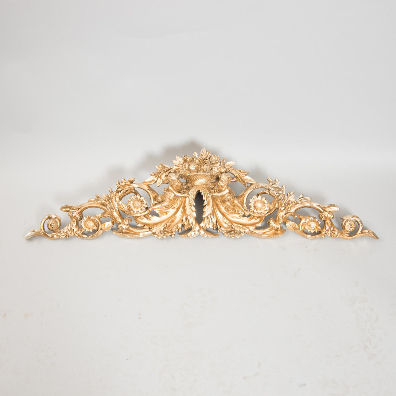 KRÖN MED ÄNGLAR, förgyllt, rokokostil, samtida.