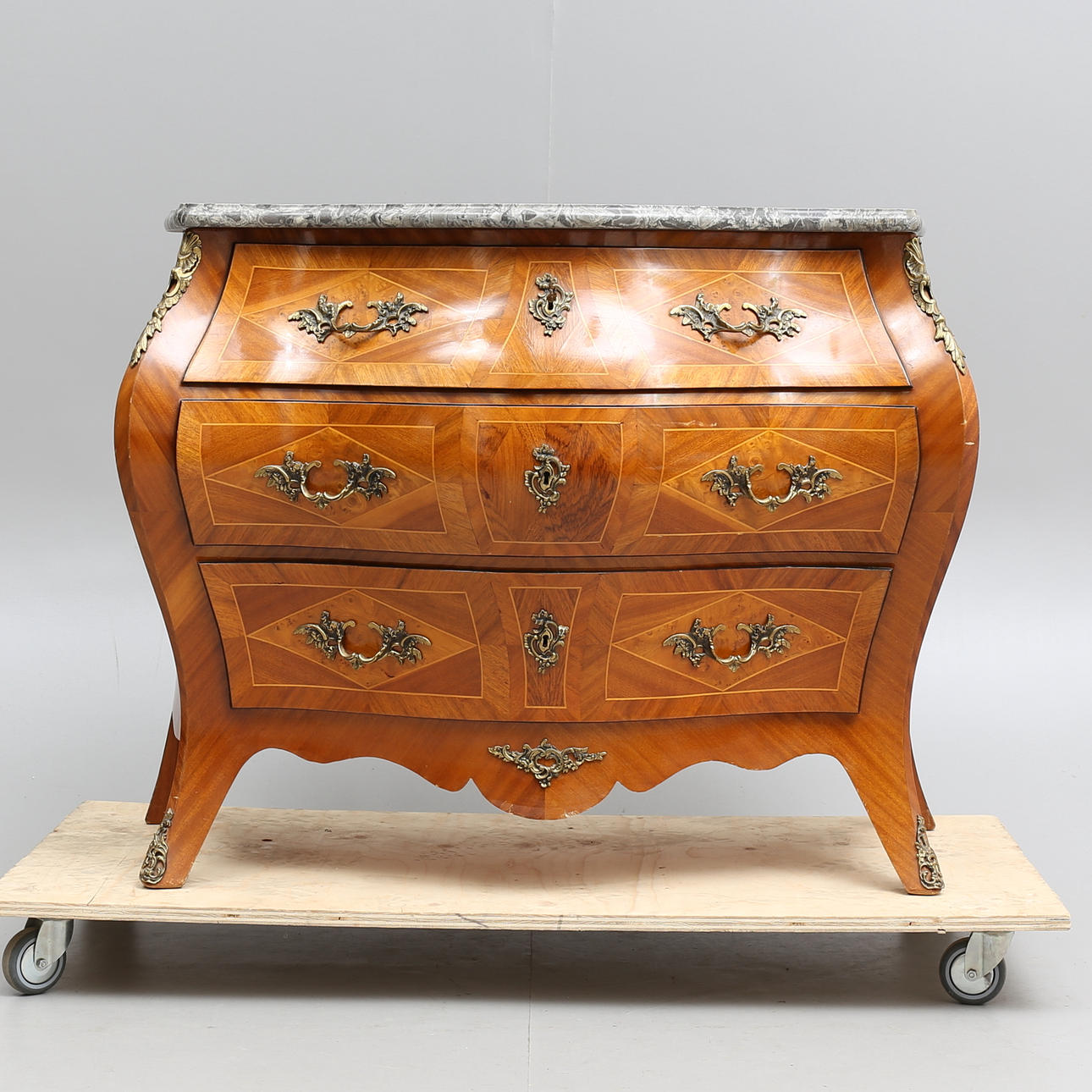 BYRÅ med stenskiva, rokokostil, 1958.